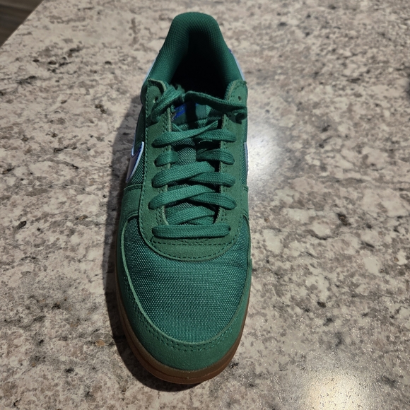 New In Box Nike Green and Blue Athletic Shoes Sz M 7 W 8.5. Awesome - Picture 5 of 10